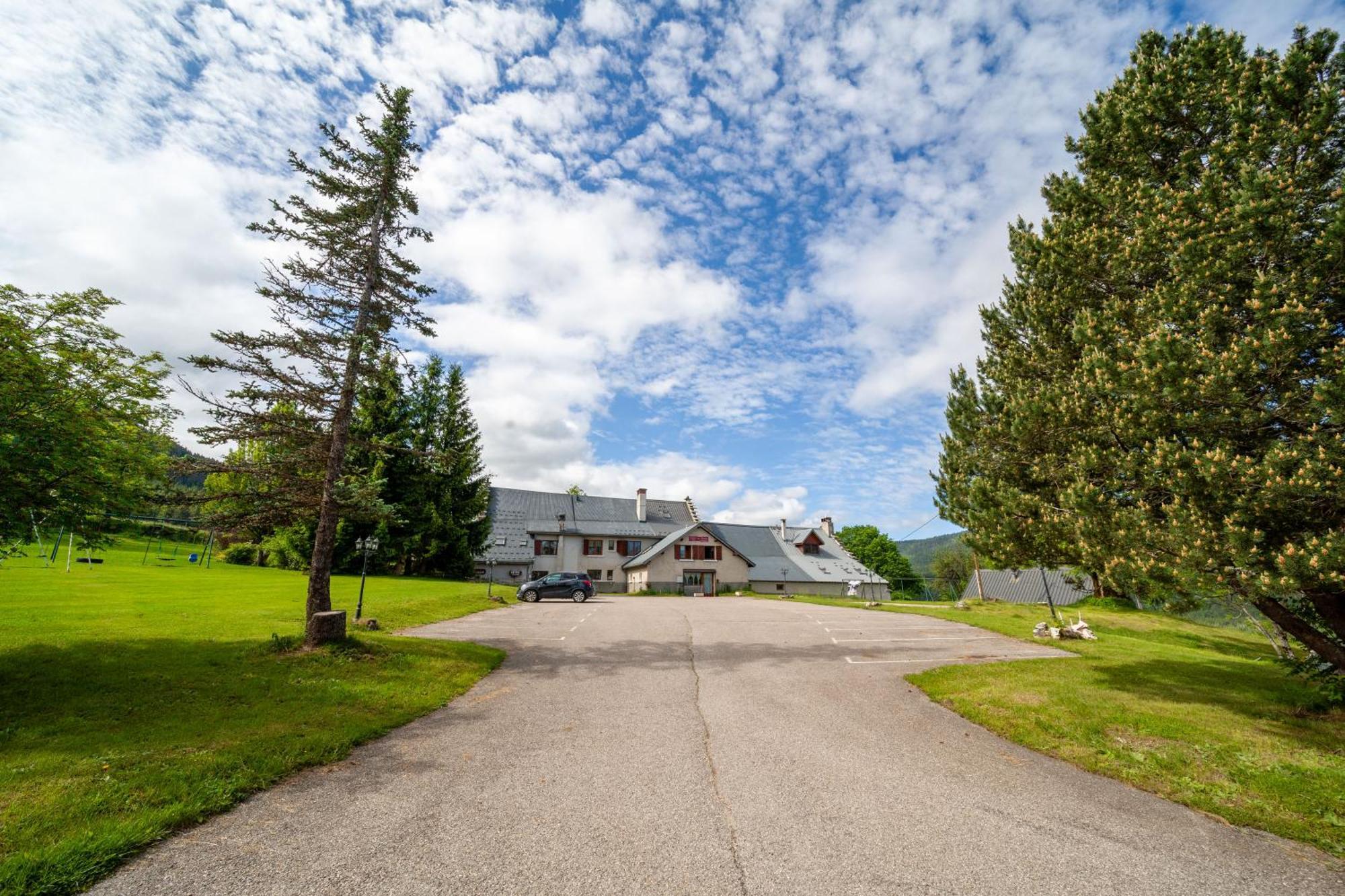 Auberge Des Montauds - Hotel & Restaurant Villard-de-Lans Exterior photo
